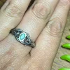 Anillo de plata con esmeralda y raices