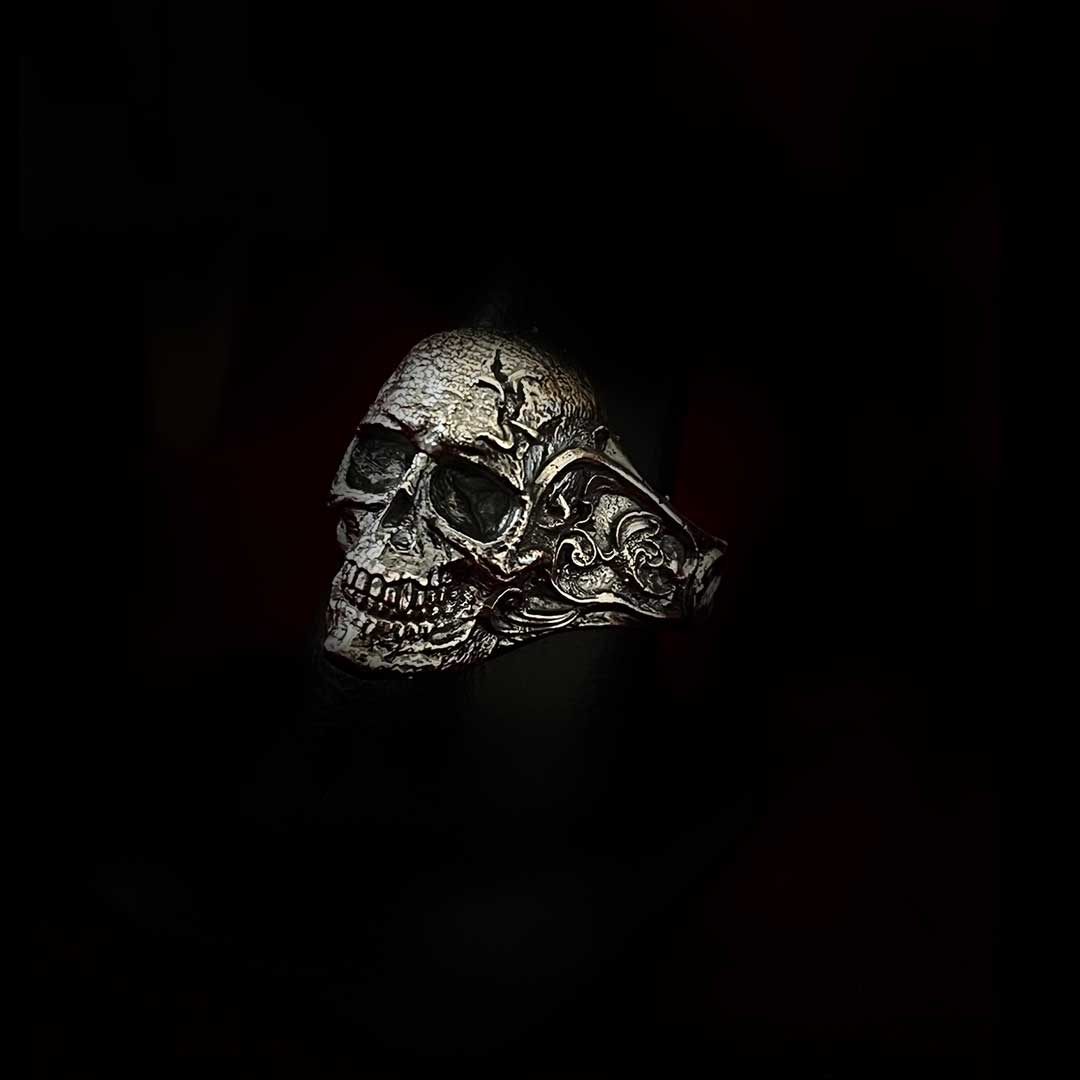 Anillo Cráneo con Orlas